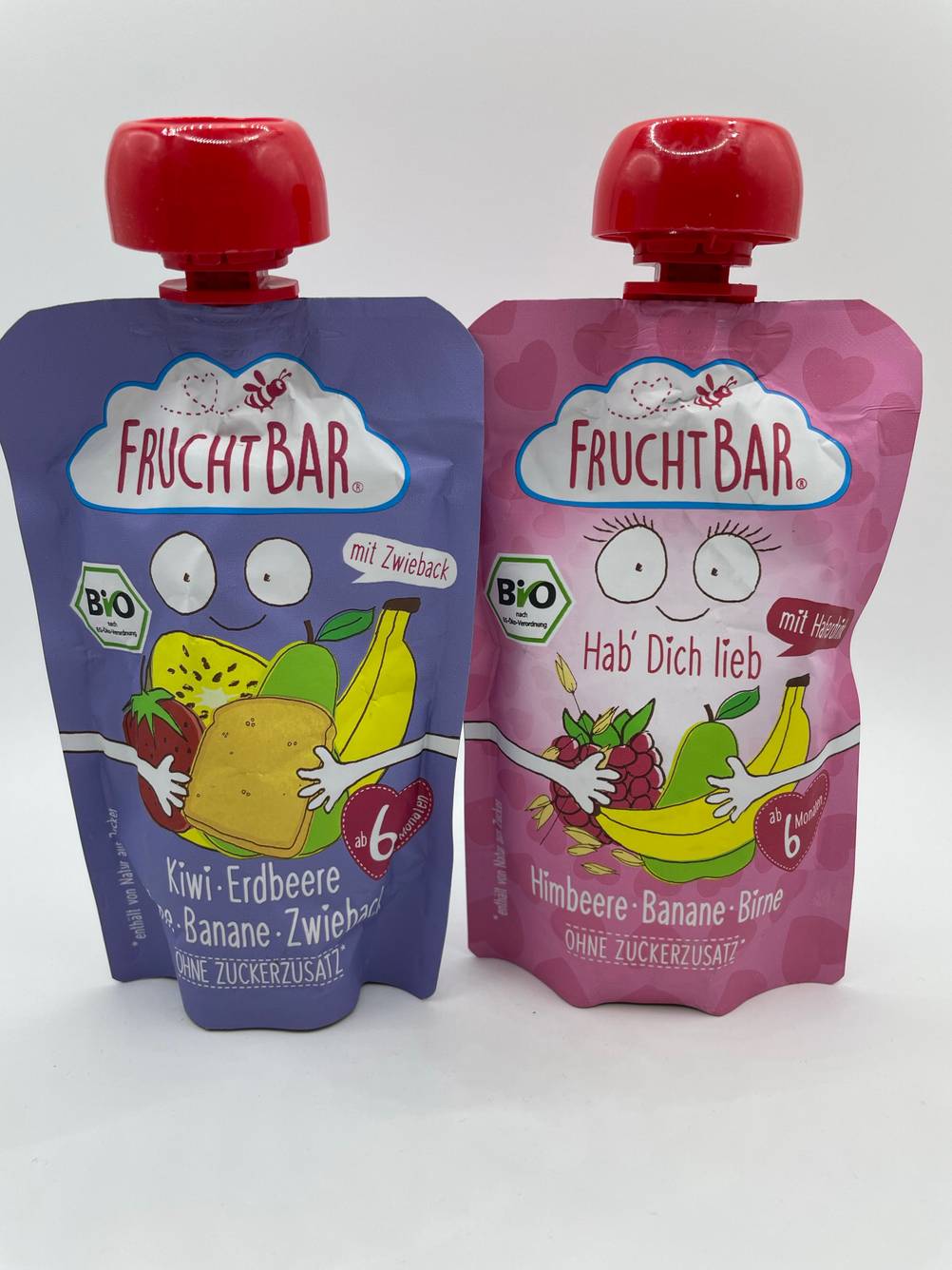 Zwei Packungen mit unterschiedlichen Geschmacksrichtungen der getesteten Quetschies auf einer hellen Fläche.