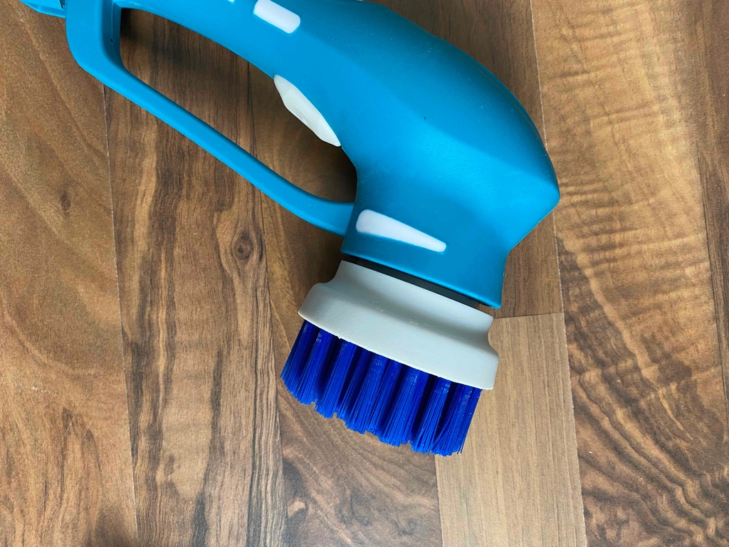 Ein Aufsatz ist auf einer getesteten elektrischen Reinigungsbürste aufgebracht.