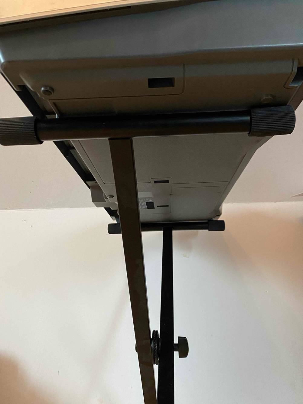 Keyboardständer im Test: Seitenansicht von unten auf einen Ständer mit darauf liegendem Keyboard.