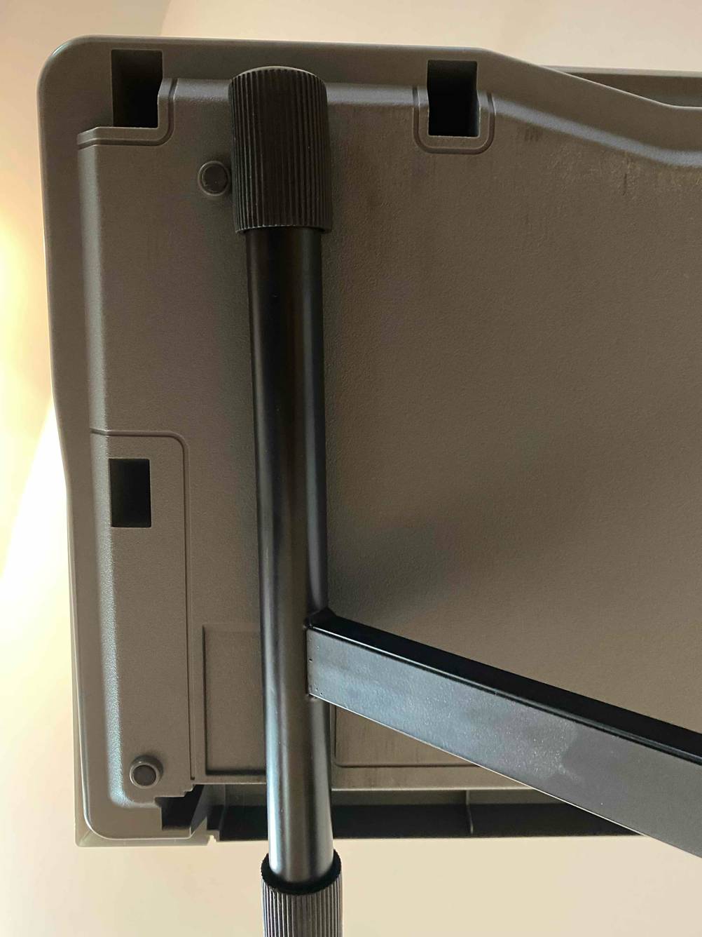 Keyboardständer getestet: Blick von unten auf die Auflagestreben für das darauf liegende Keyboard.