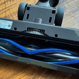 Die Bodendüse des Quilted Northern Akku Staubsauger vom unten