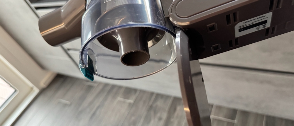 Der geöffnete Behälter des Quilted Northern Akku Staubsauger