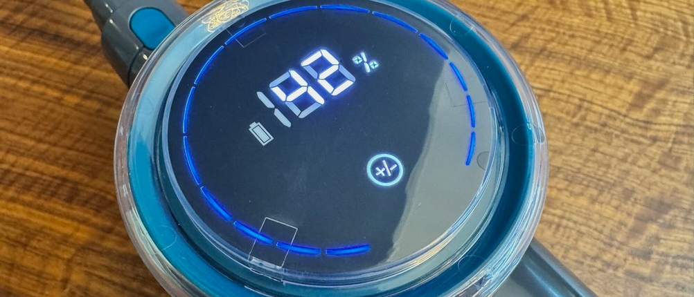 Das Display des Quilted Northern Akku Staubsauger