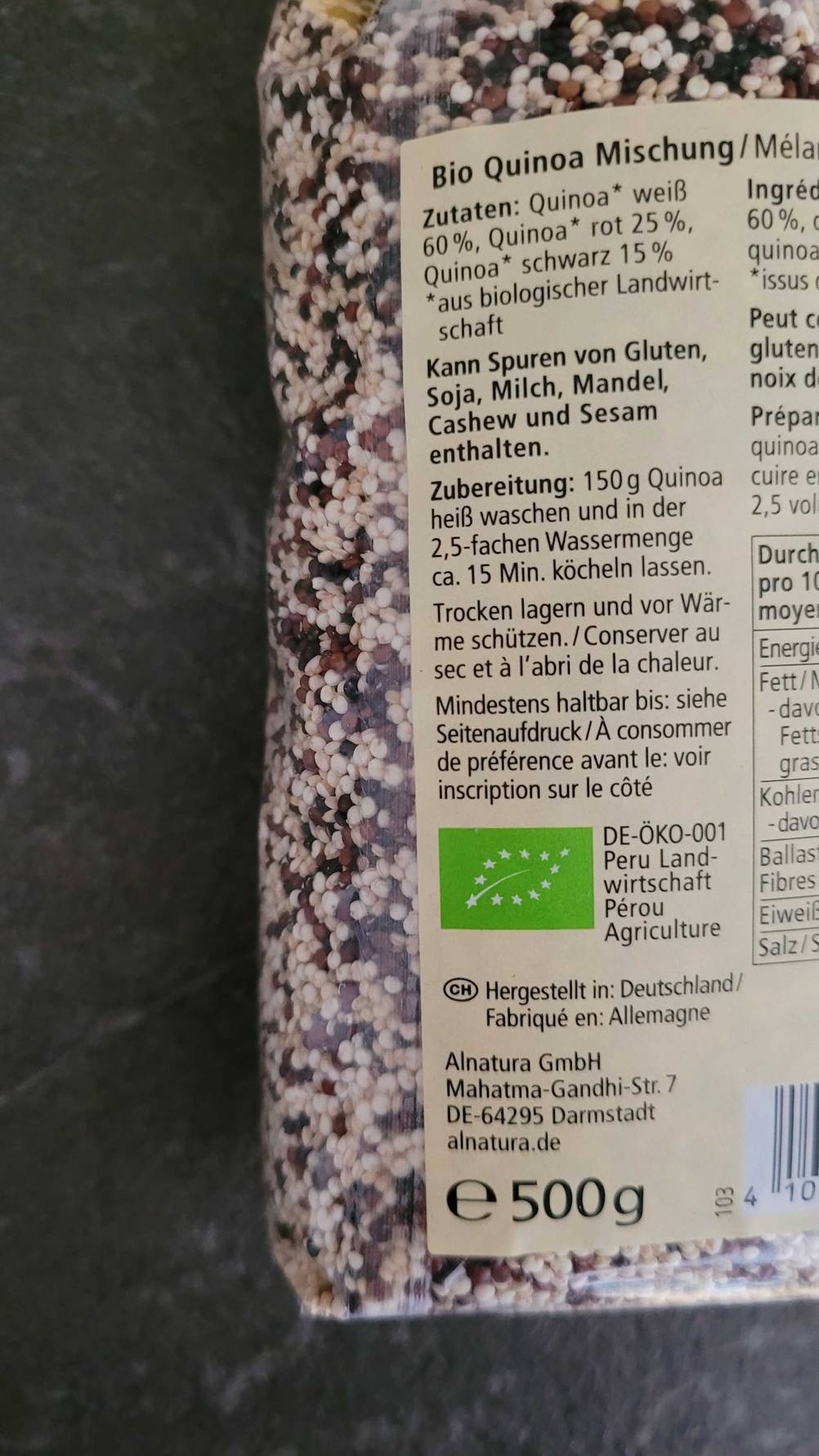 Quinoa getestet: Nahaufnahme der Rückseite einer Packung mit Informationen.
