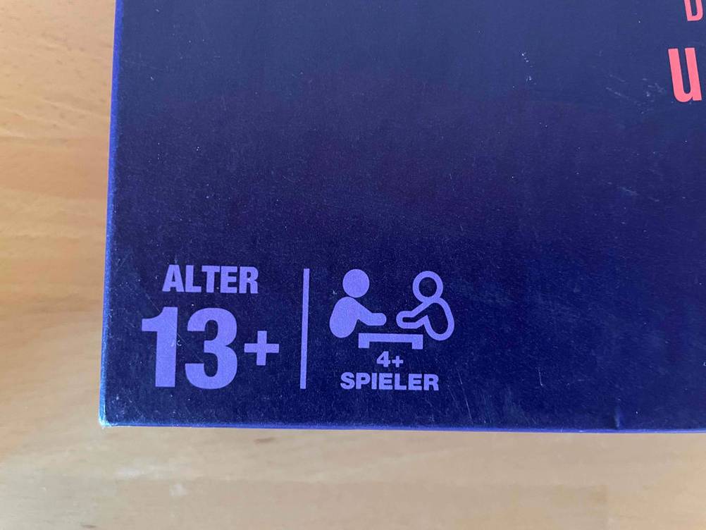 Auf dem Boden befindet sich die Verpackung von einem getesteten Quizspiele.