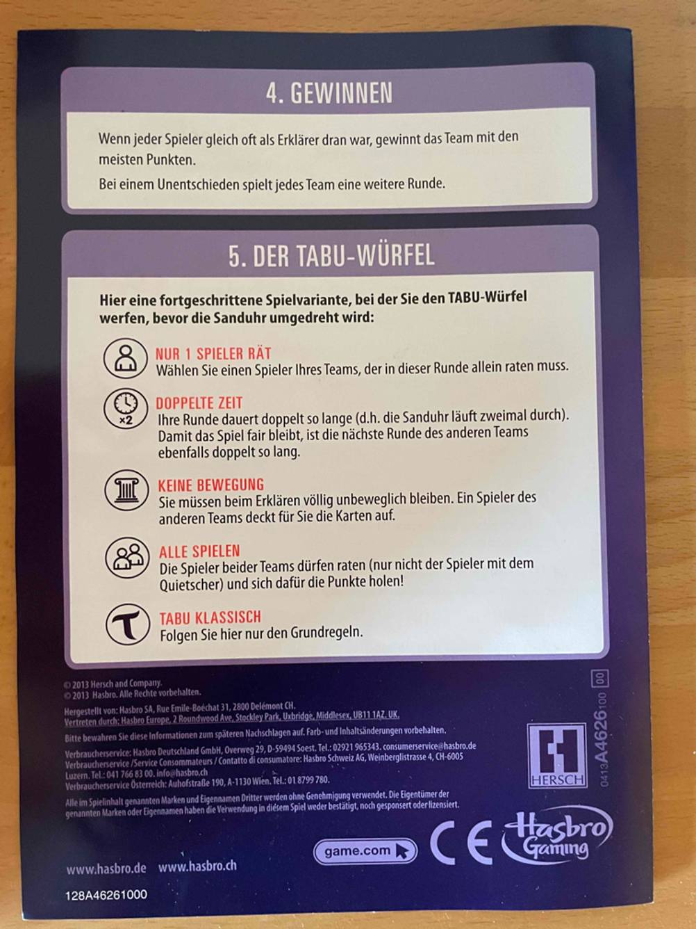 Eine Anleitung von einem getesteten Quizspiele liegt auf dem Boden. 