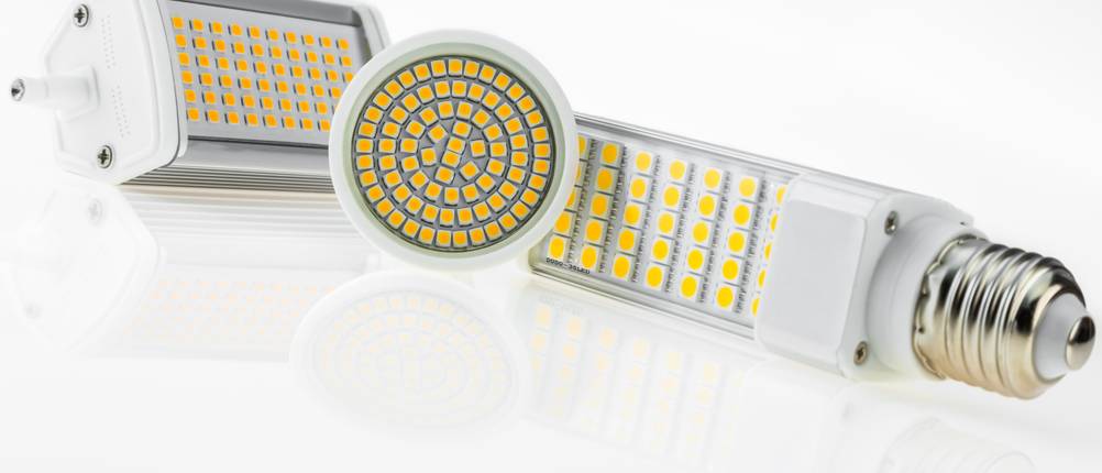R7S-LED-Test: Mehrere LEDs liegen nebeneinander auf einer Fläche vor weißem Hintergrund.