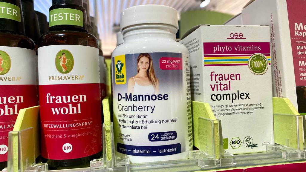D-Mannose im Test: 24 Stück Raab Vitalfood Lutschtabletten in einer weißen Kunststoffflasche mit Drehverschluss zwischen anderen Nahrungsergänzungsmitteln.