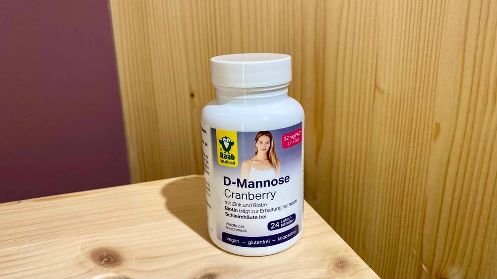 D-Mannose getestet: Eine Dose auf einer Holzfläche von vorne.