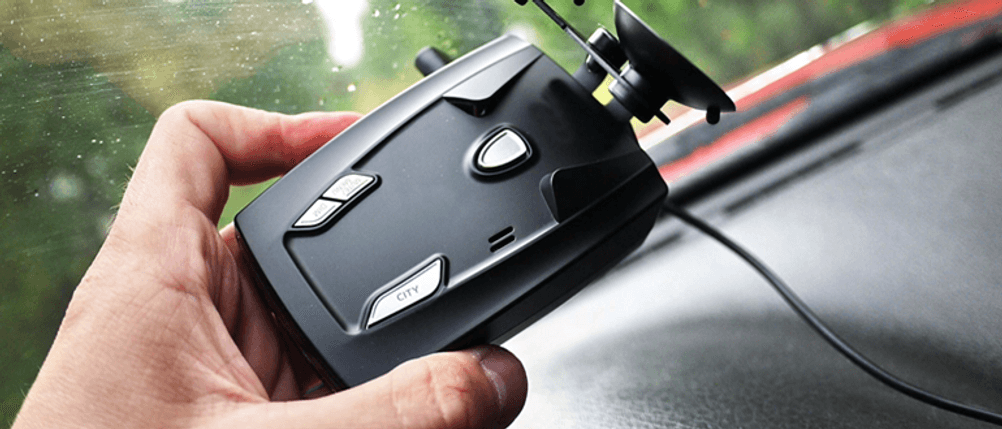 Radarwarner im Test: Ein Radarwarner wird in einer Hand gehalten.