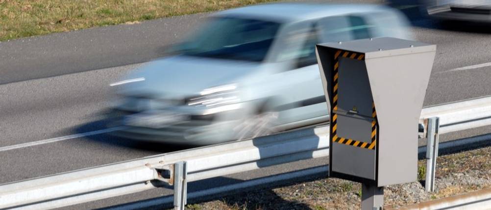 Auto rauscht an Radarwarner vorbei