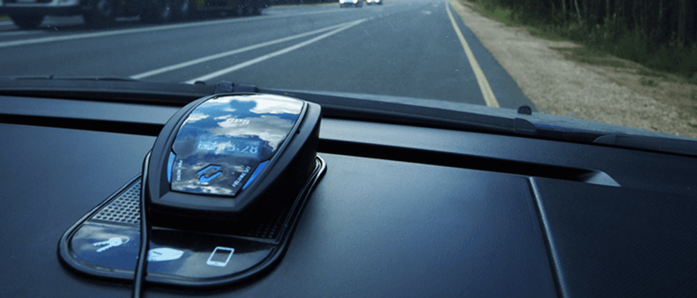 Radarwarner im Test: Ein Radarwarner ist auf einem Armaturenbrett montiert.