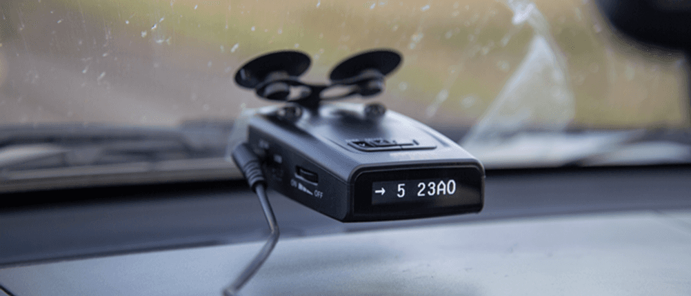 Radarwarner im Test: Ein Radarwarner ist an einer Windschutzscheibe montiert.