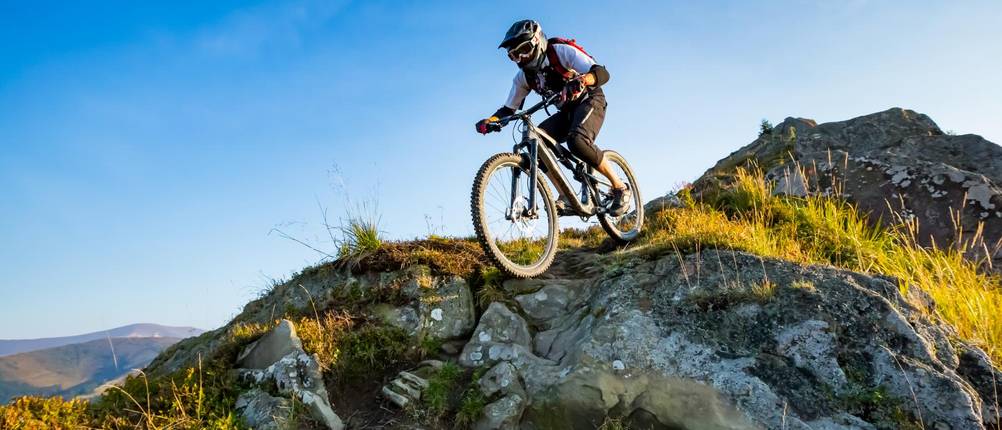 3/4-Radhosen-Herren-Test: Ein Mann fährt downhill mit einer 3/4-Radhose auf einem Mountainbike.