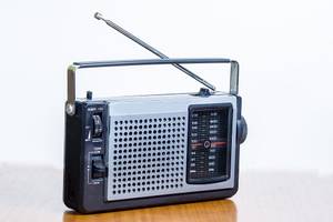 radio auf tisch
