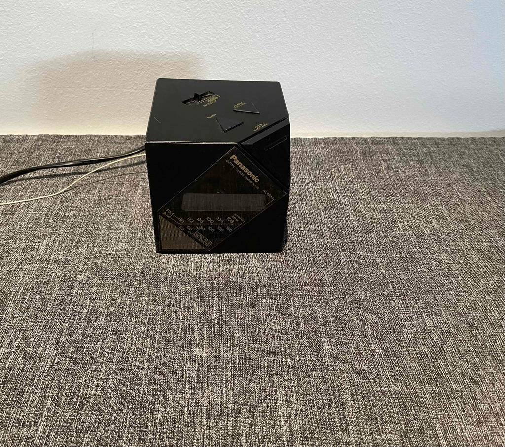 Radiowecker getestet: Radiowecker steht auf grauem Boden vor einer hellen Wand.