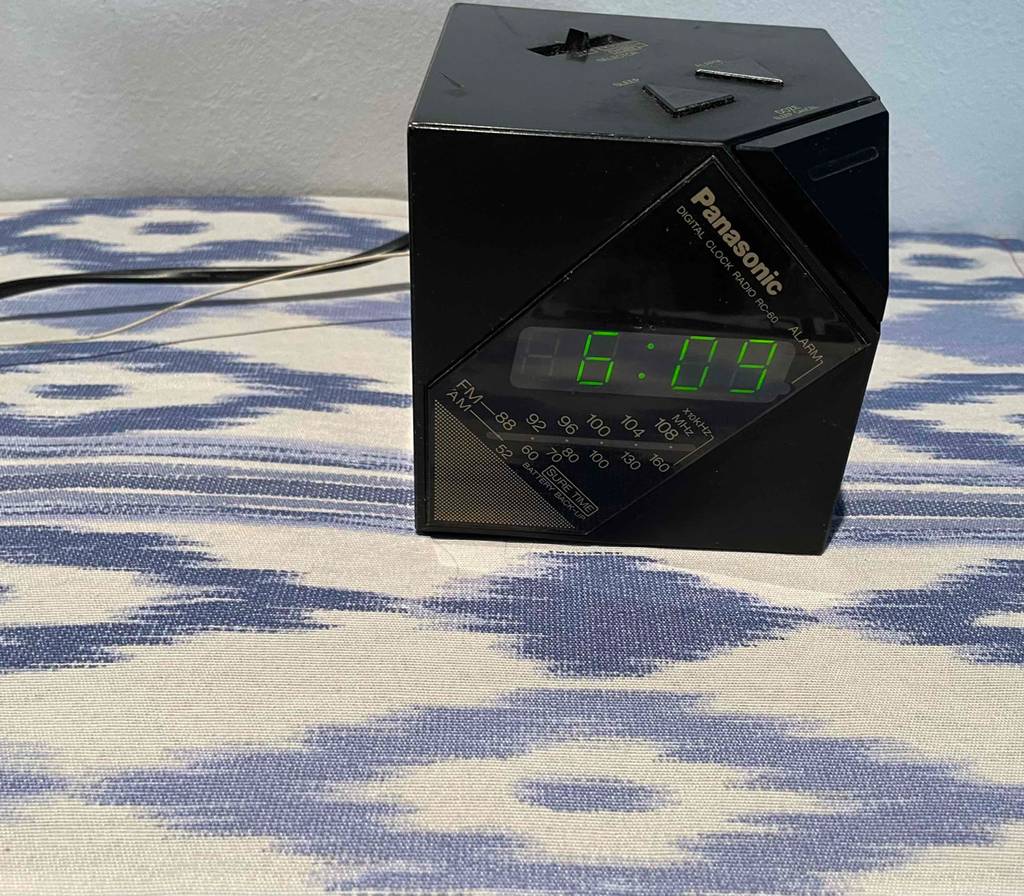 Radiowecker-Test: Detailansicht des Weckers mit Blick auf das Display.