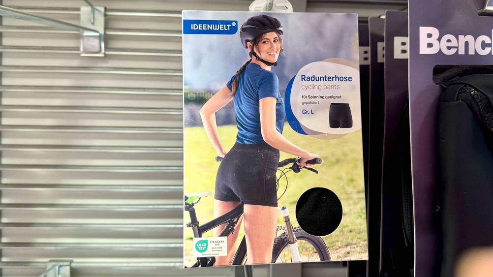 In einem Regal hängt eine Radunterhose Damen im Test.