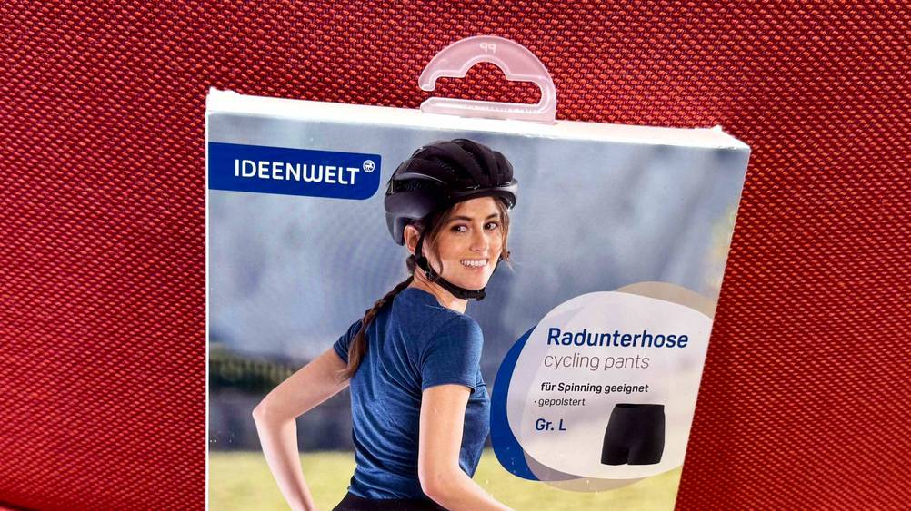 Radunterhose Damen getestet: Nahaufnahme der Verpackung mit Logo und Artikelbezeichnung.