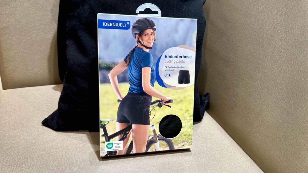 Ein Packung der getesteten Radunterhose Damen auf einem Polster.