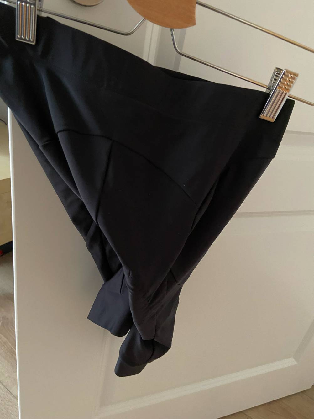 Die getestete Radunterhose Damen auf einem Bügel an der Türklinke hängend.