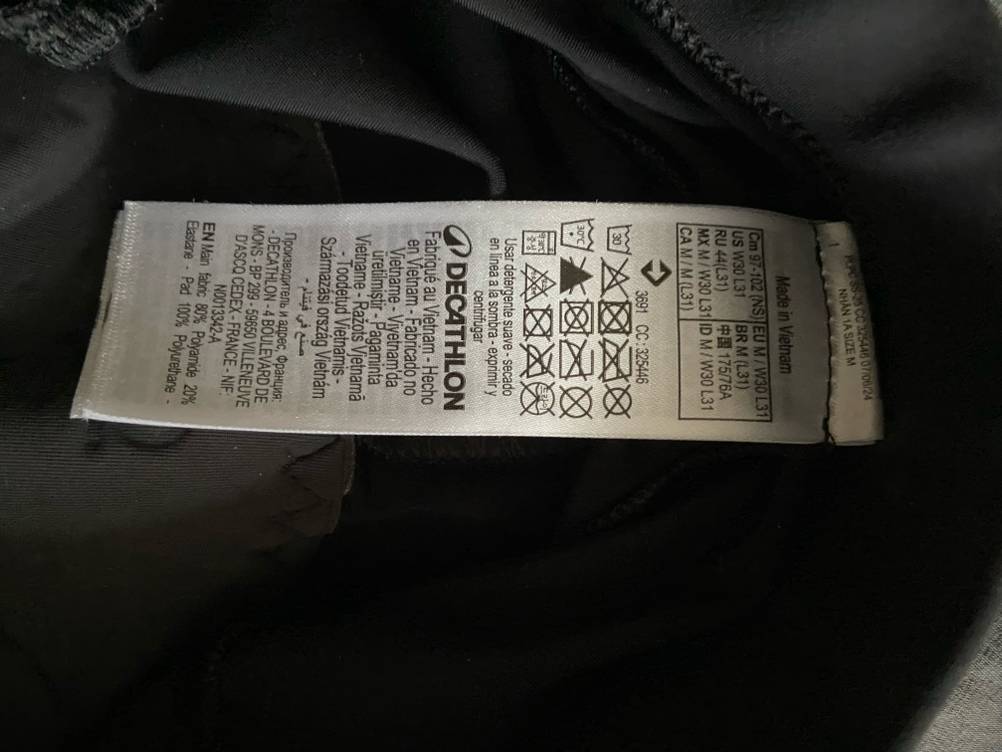 Radunterhose Damen-Test: Nahaufnahme des Waschlabels im Inneren mit Informationen.