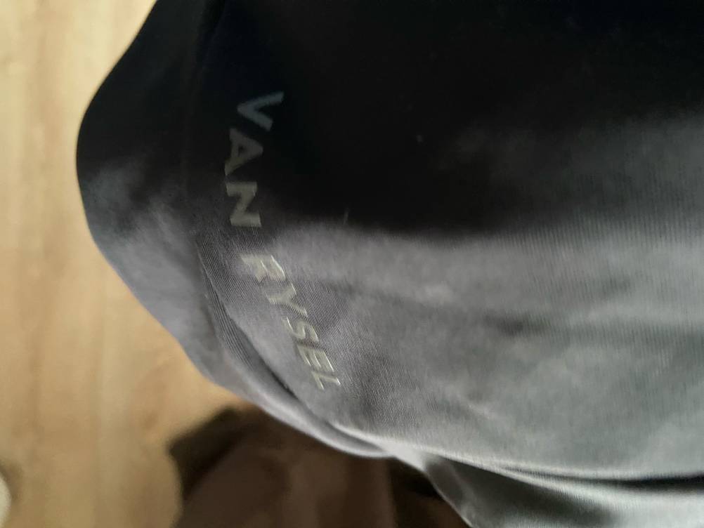 Radunterhose Damen getestet: Nahaufnahme des Logos auf der Hose.