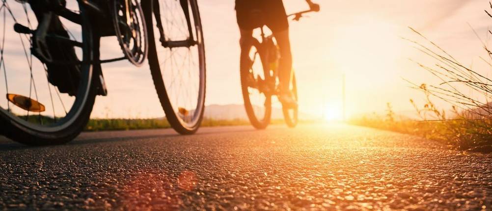 Fahrradfahren im Sonnenuntergang