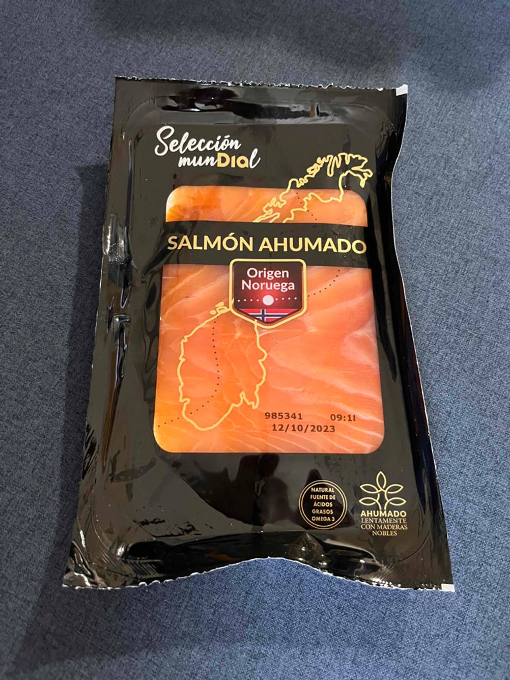 Auf dem Küchentisch befindet sich eine Packung getesteter Räucherlachs.