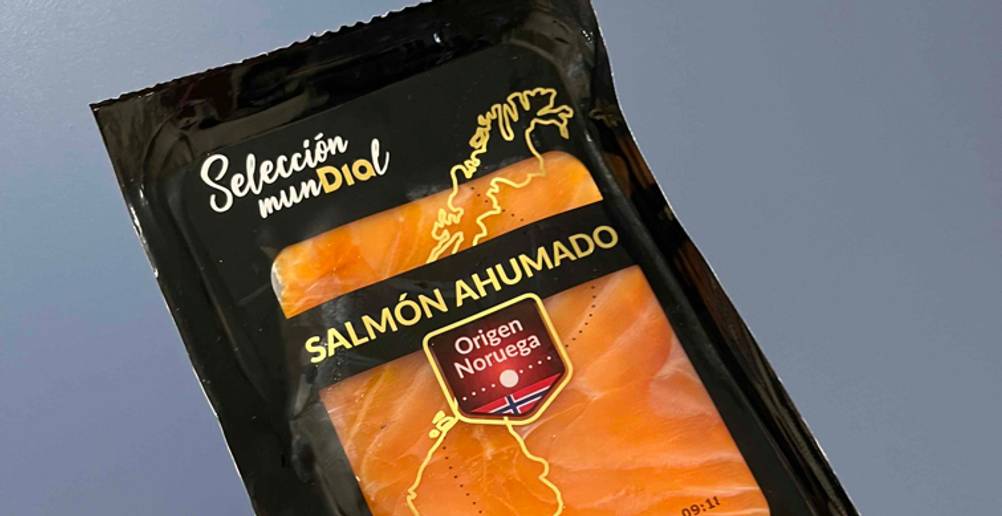 Räucherlachs-Test: Nahaufnahme der Vorderseite der Verpackung vor blauem Hintergrund.