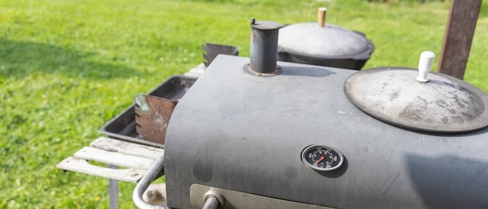 Räucherthermometer im Test: Ein geschlossener Smoker mit einem Grillthermometer im Deckel.