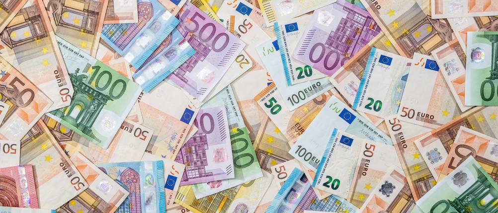 Rahmenkredite im Vergleich: Mehrere Euroscheine liegen übereinander.