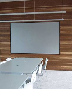 Eine ungenutzte Rahmenleinwand ist nicht unbedingt schön. Sie wirkt wie ein riesiges weißes Bild an der Wand.