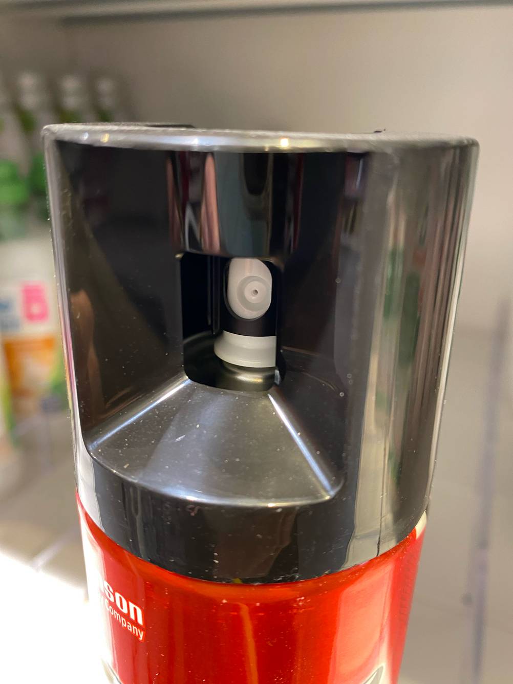 Nahansicht einer Spraydose von Raid-Insektenentferner im Test.