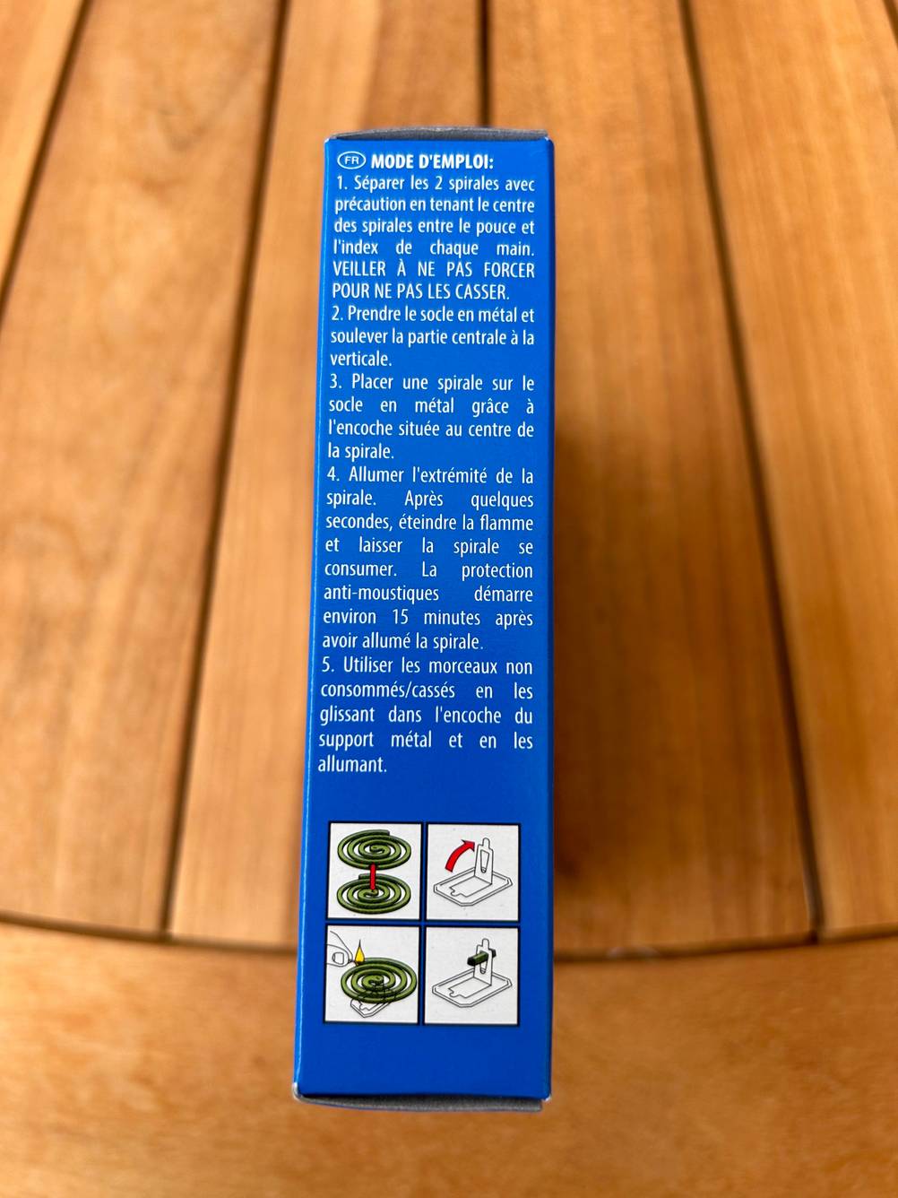 Seitenansicht einer Packung der getesteten Mückenspirale auf einem Holztisch.