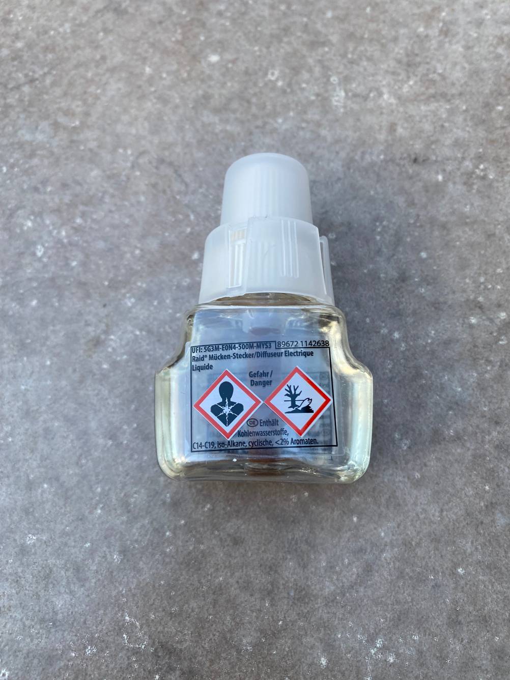 Ein Fläschchen Mückenstecker Flüssigkeit. 
