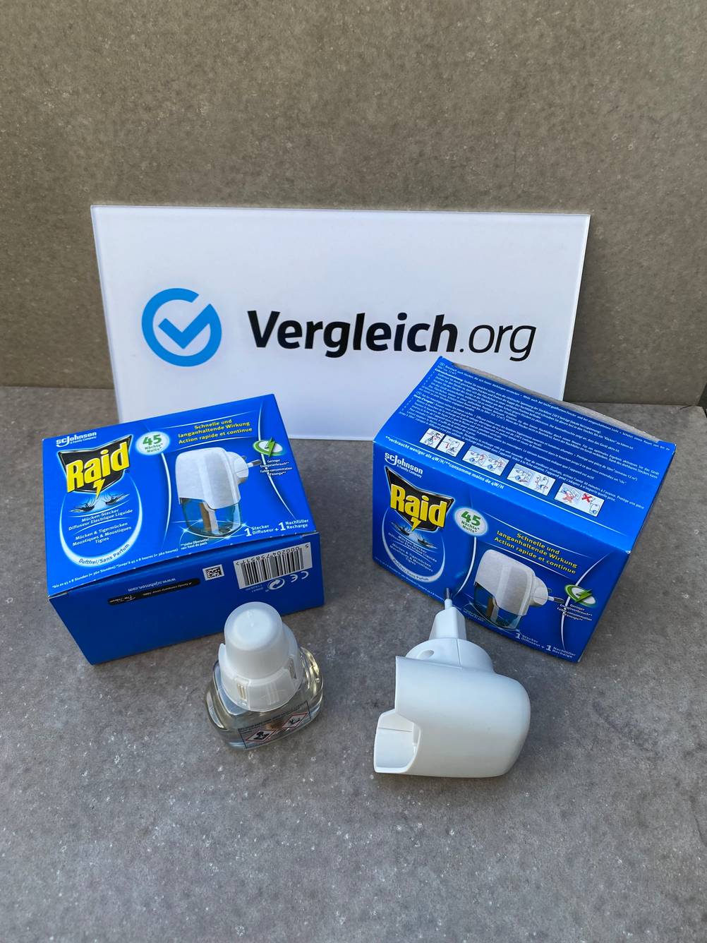 Zwei Sets Mückenstecker der Marke Raid. 