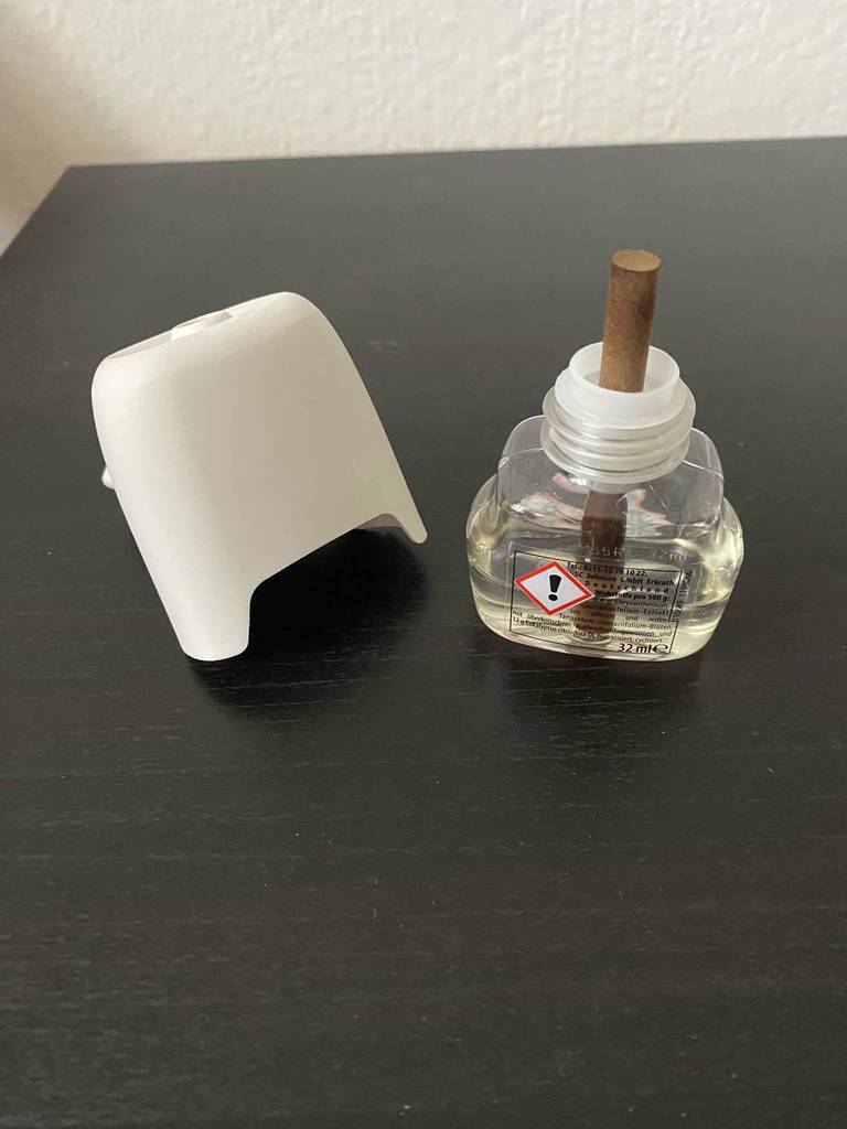 Mückenstecker-Test: Ein Set mit Fläschchen und Aufsatzstecker steht auf einer schwarzen Fläche.