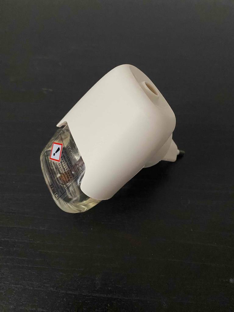 Ein Mückenstecker liegt zum testen auf einer schwarzen Fläche.