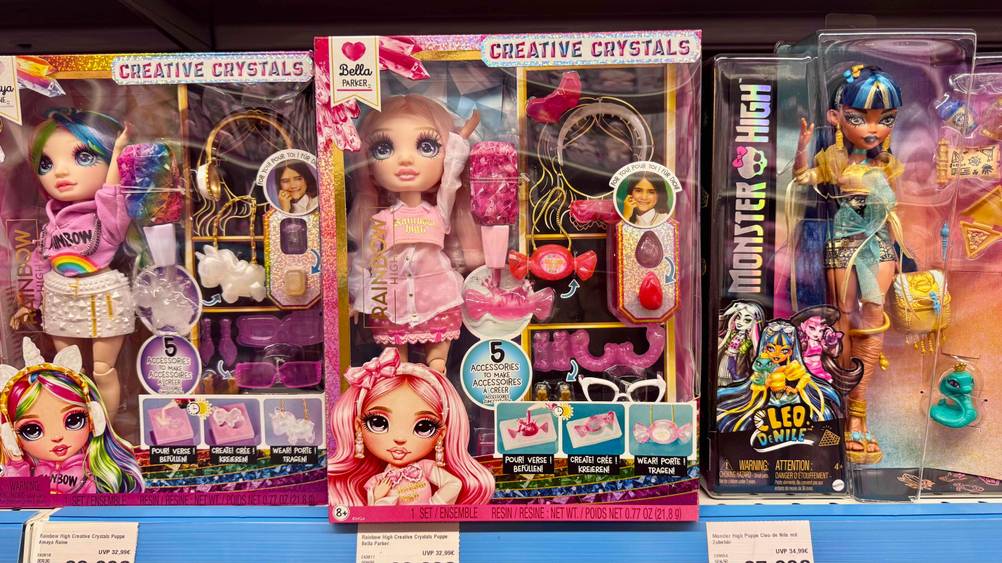 In einem Verkaufsregal steht die Rainbow-High-Puppe im Test neben anderen Produkten.