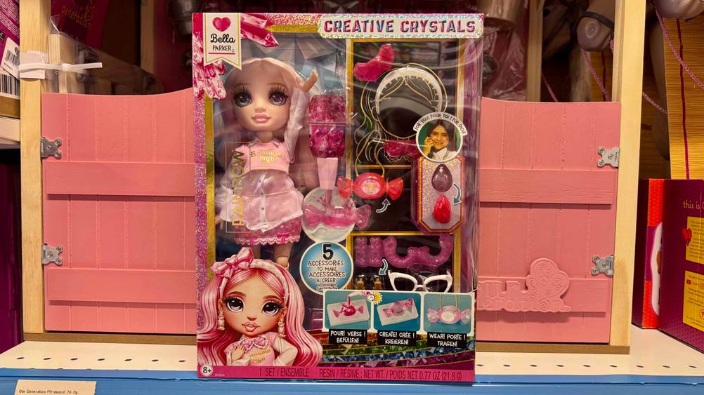 Rainbow-High-Puppen im Test: Die Puppe in ihrer Originalverpackung auf einem Regal.