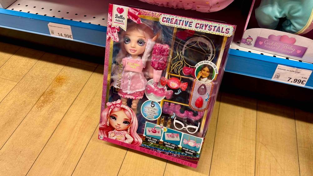 Vor einem Verkaufsregal lehnt die Rainbow-High-Puppe im Test in der Originalverpackung.