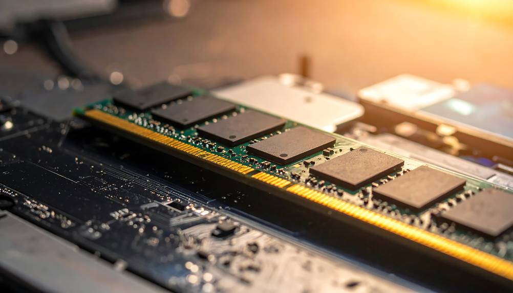 Der RAM-Riegel eines getesteten Gaming-PC-Sets in Nahaufnahme.