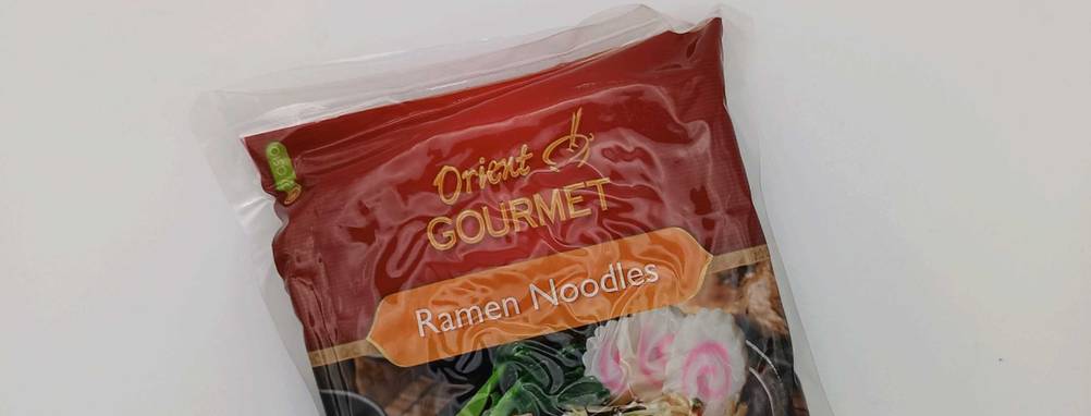 Nahaufnahme der Vorderseite einer Packung der getesteten Ramen mit Logo.