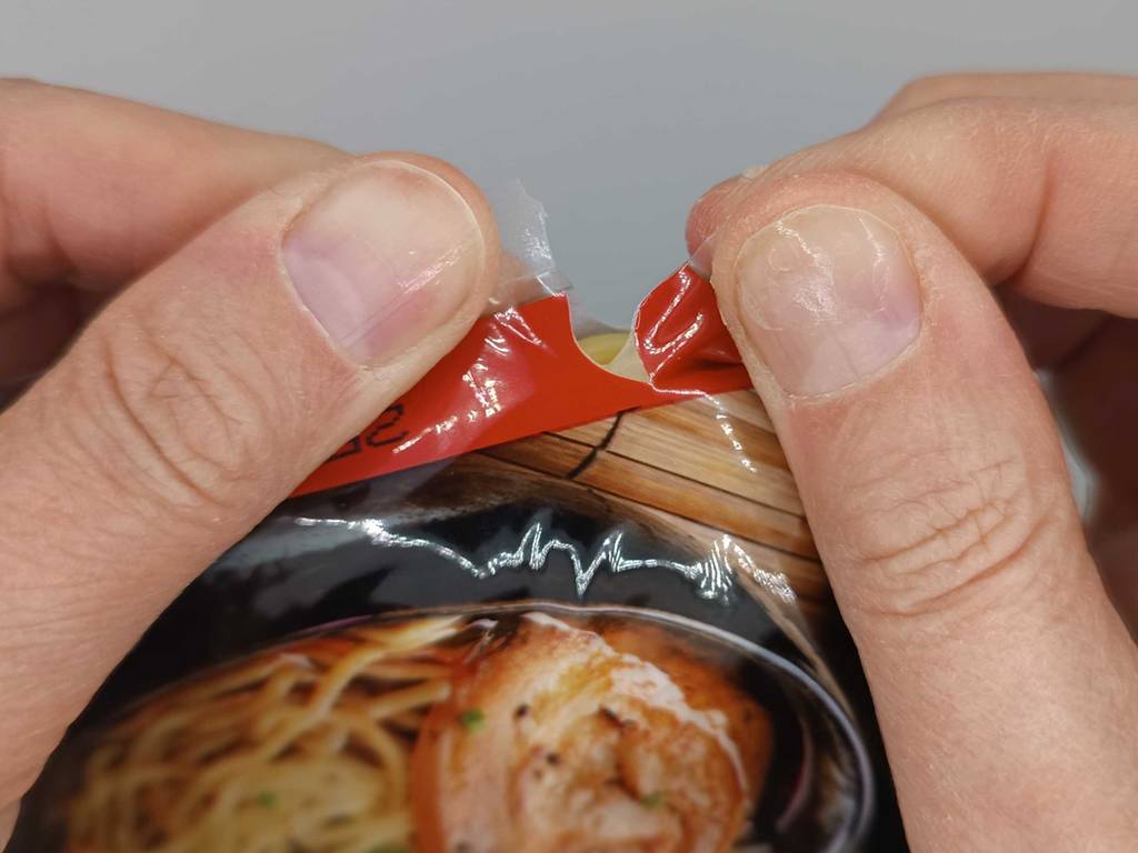 Eine geöffnete Ramen-Packung im Test. 