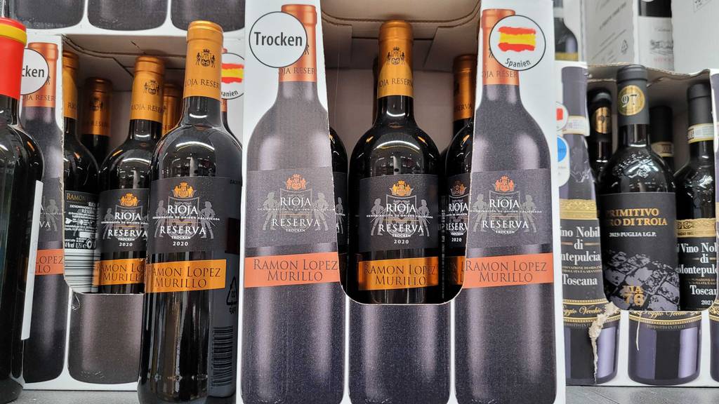 Rioja-Wein Test: Mehrere Flaschen mit Rotwein stehen nebeneinander auf einem Verkaufsregal.