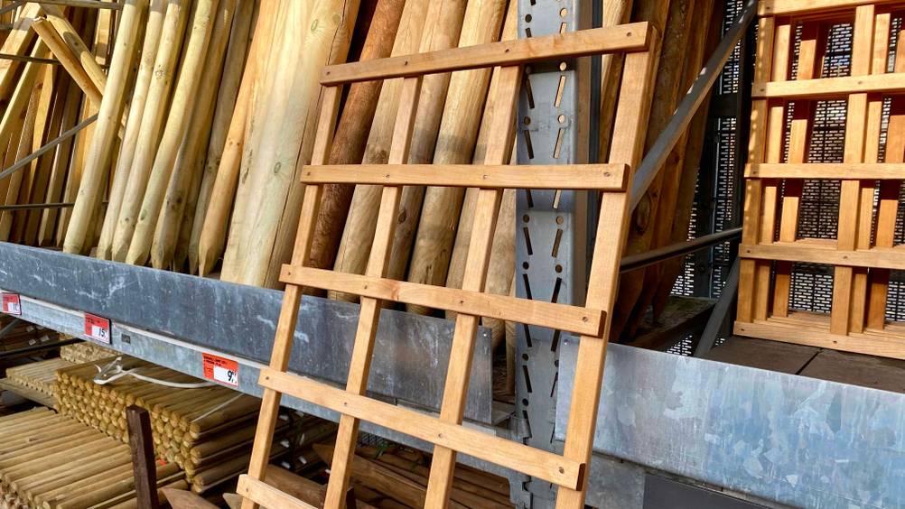 Vor einem Regal in einem Baumarkt lehnt ein Rankgitter (Holz) im Test.