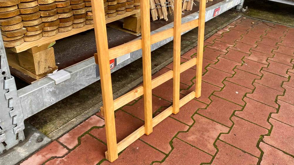Ein getestetes Rankgitter (Holz) vor einem Regal in einem Baumarkt.