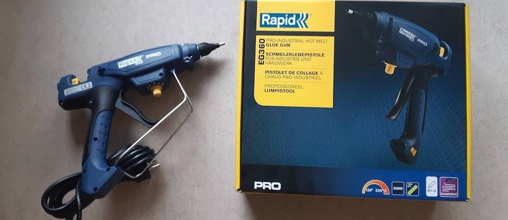 Heissklebepistole von Rapid neben der Verpackung