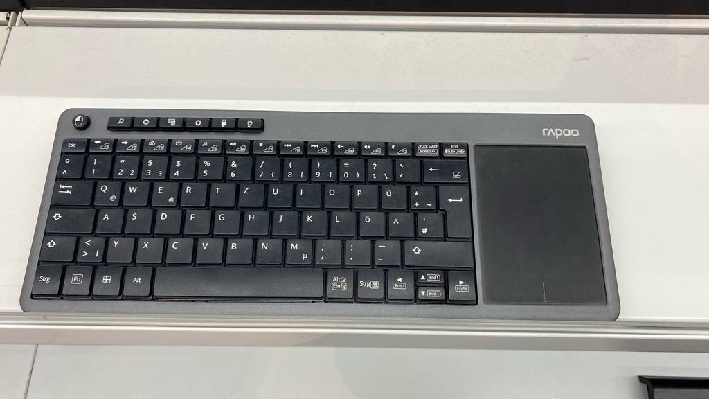 Eine schwarze Tastatur mit Touchpad im Test befindet sich auf einer weißen Ausstellfläche.